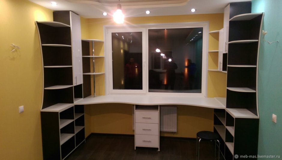 Угловой стол у окна