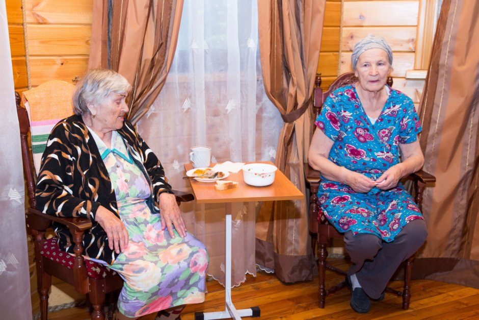 Пенсионеры в доме престарелых