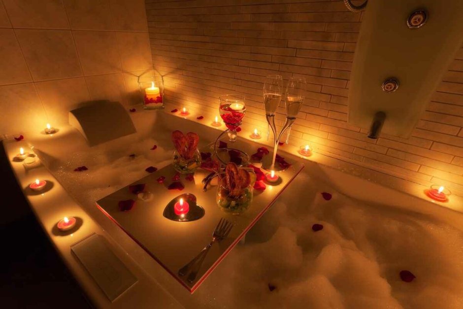 Ванна с лепестками роз и свечами