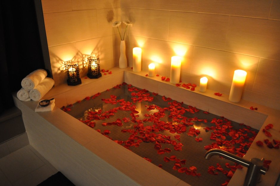 Ванна с лепестками роз и свечами