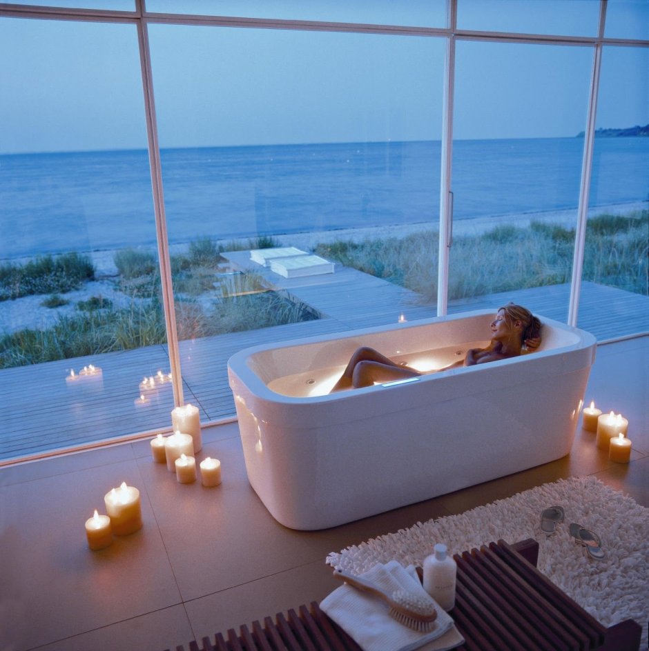 Красивая ванна с видом на море