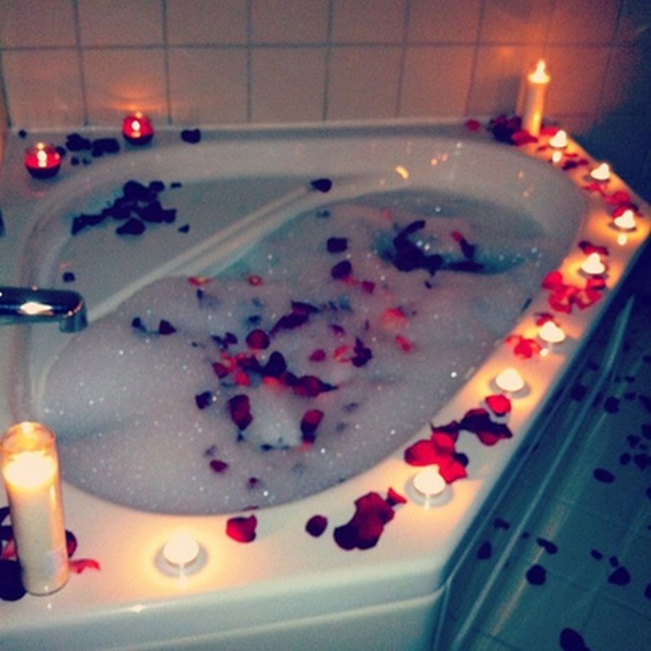 Романтическая ванна с лепестками роз