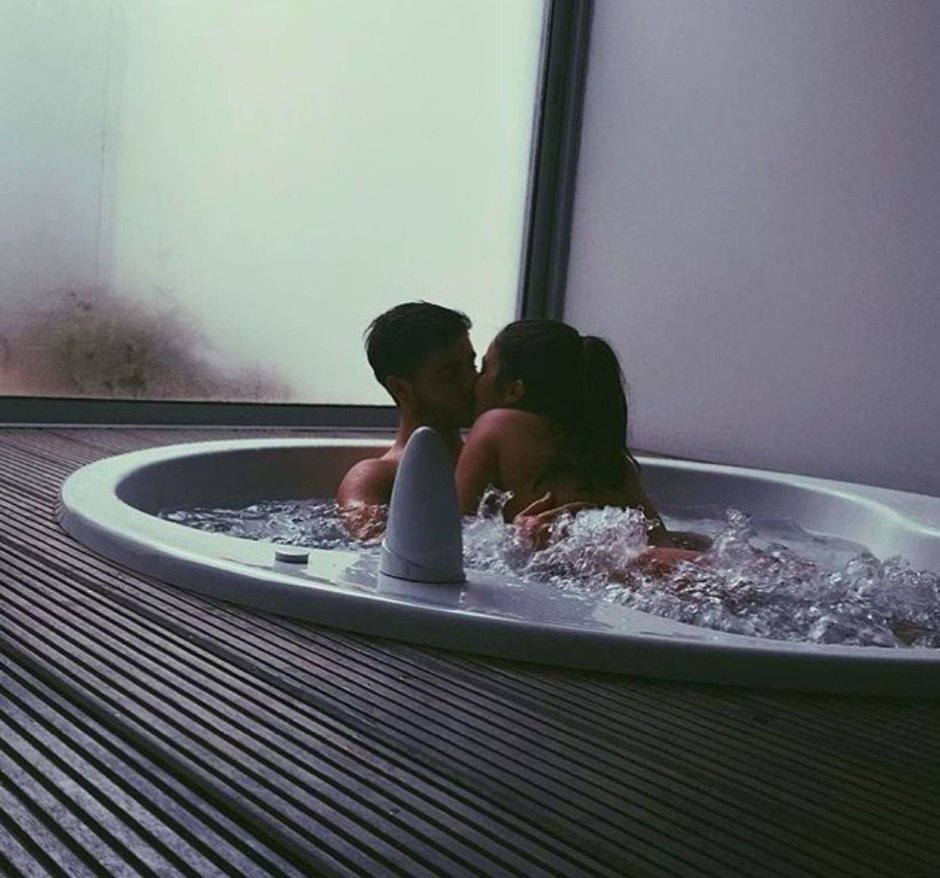 Парень с девушкой в ванне