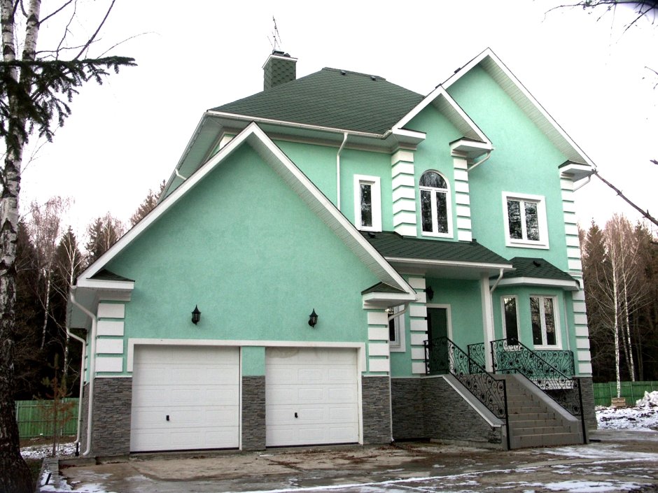 Бежевый дом с зеленой крышей