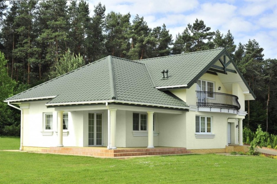 Частный дом с зеленой крышей