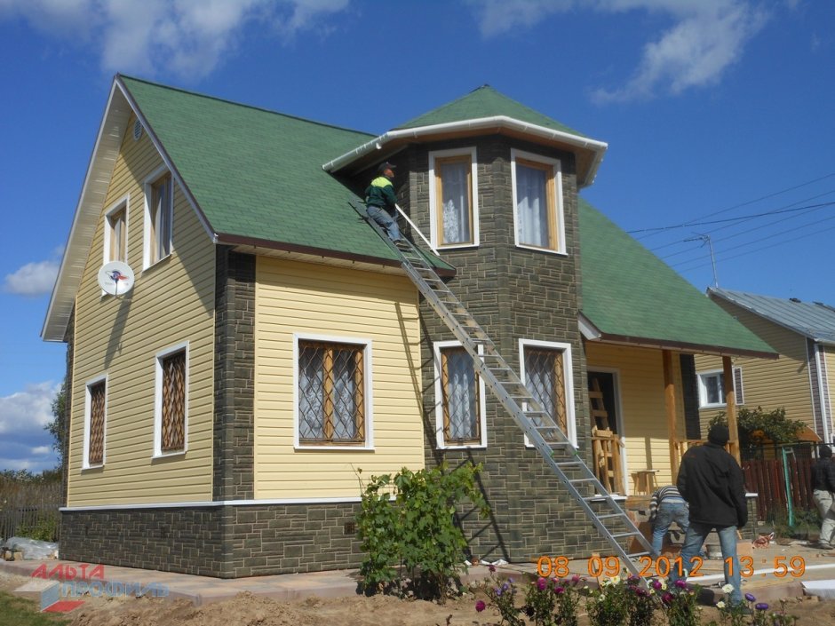 Отделка домов с зелёной крышей