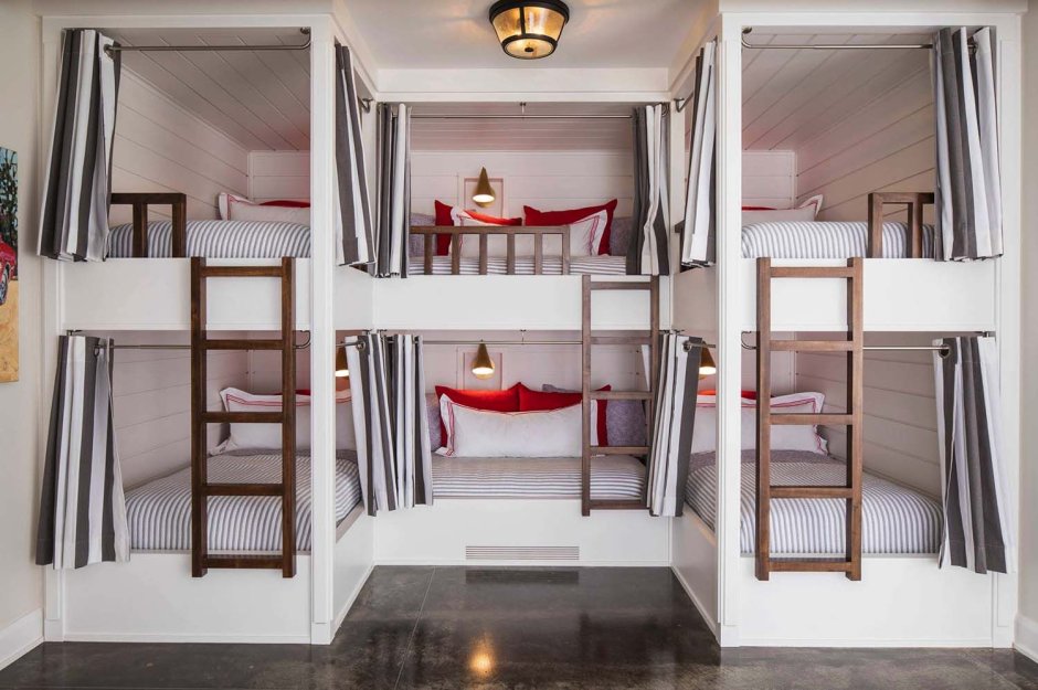 Двухэтажная кровать с занавесками
