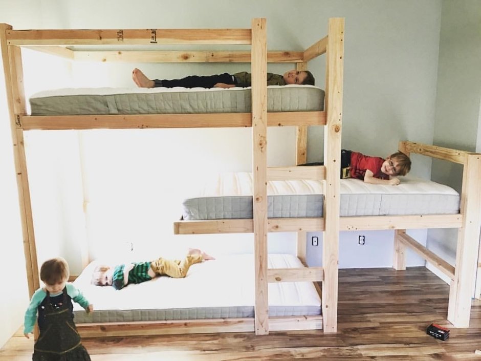 Кровать деревянная для троих детей