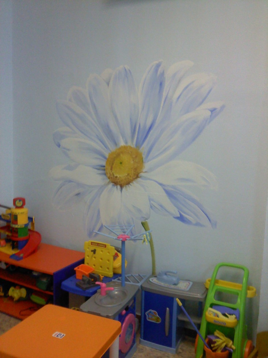 Ромашки на стене в детском саду