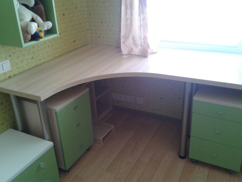 Письменный стол угловой для двух детей
