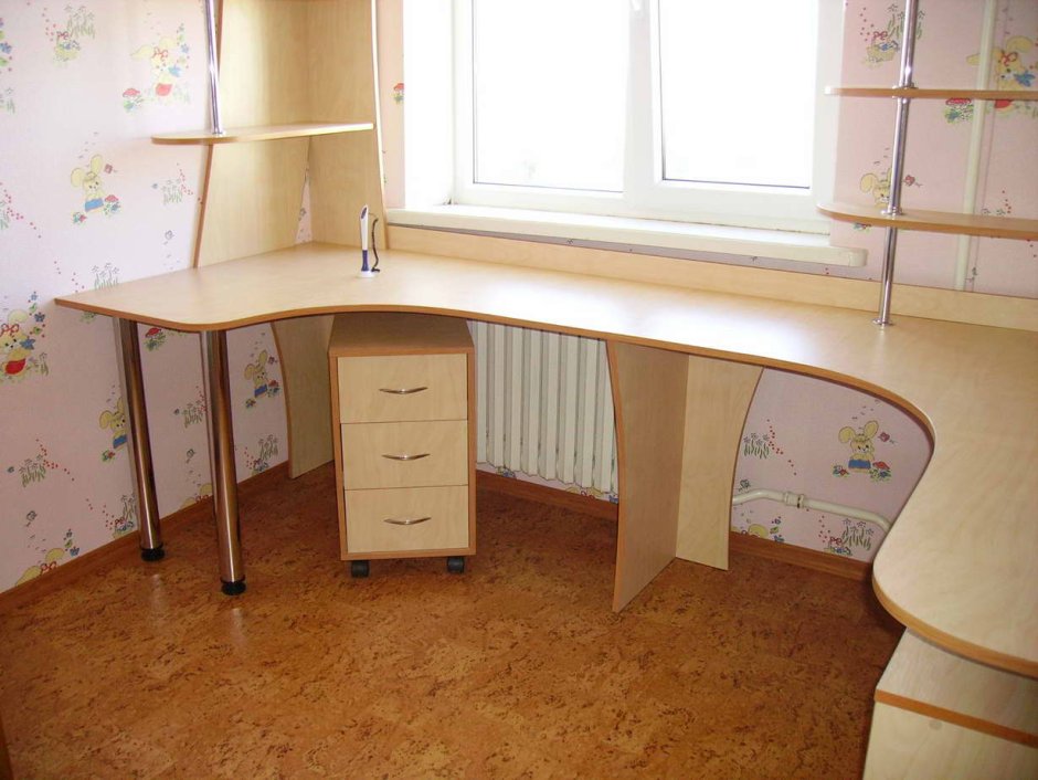 Письменный стол для двоих детей у окна