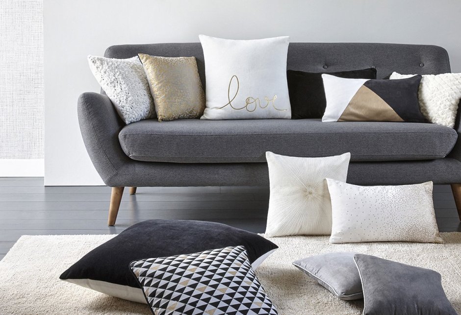 Серый диван и подушки в стиле Сканди