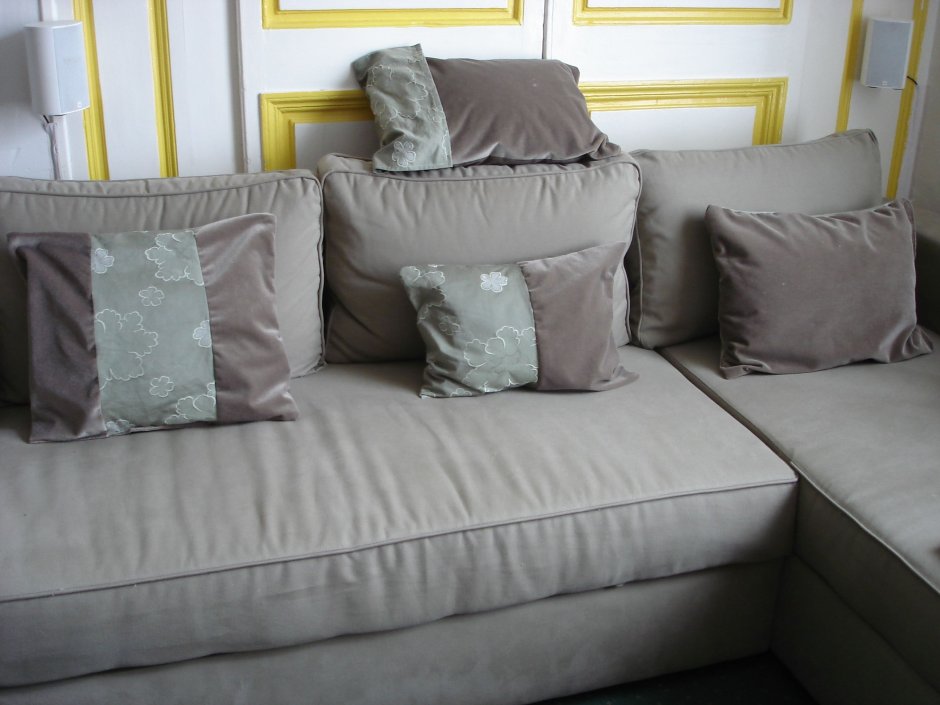 Черный диван с цветными подушками