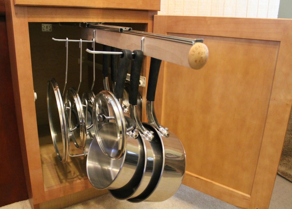 Вешалка для сковородок на кухне