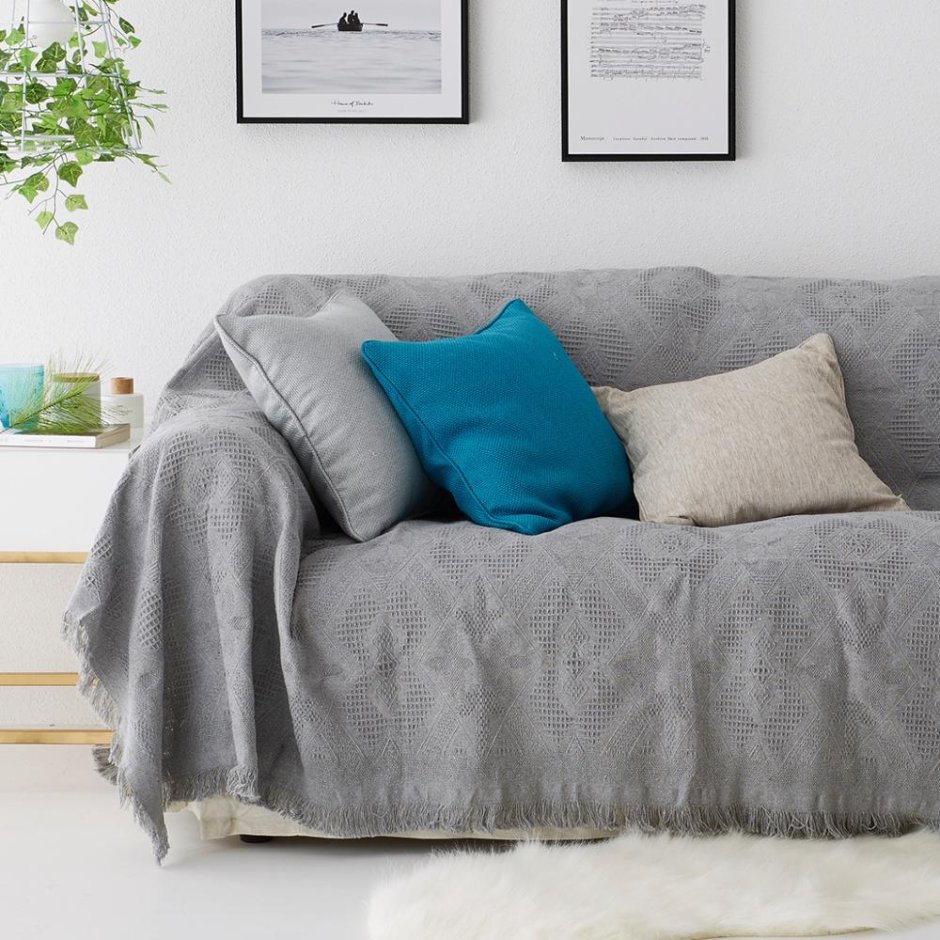 Подушки на сером диване в интерьере