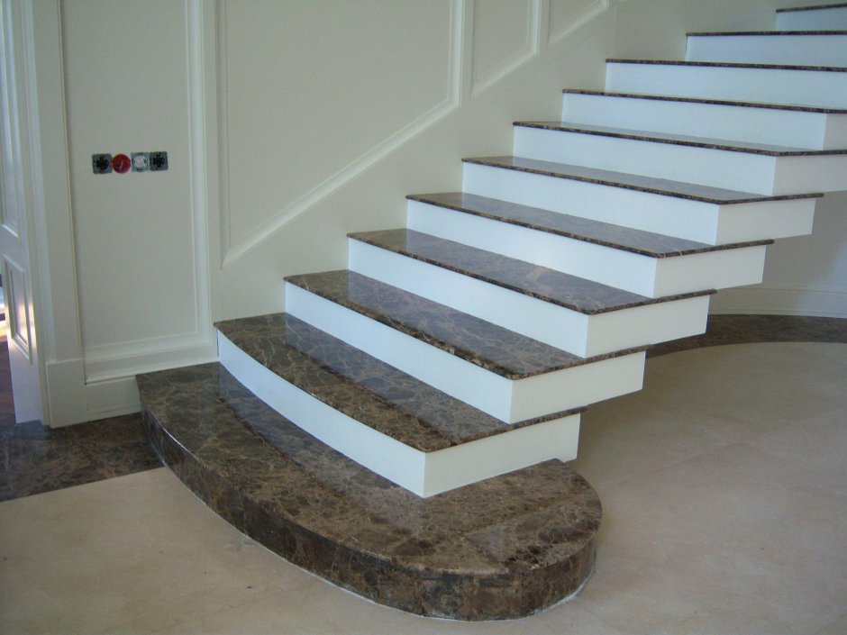 Ступени из кварцевого агломерата