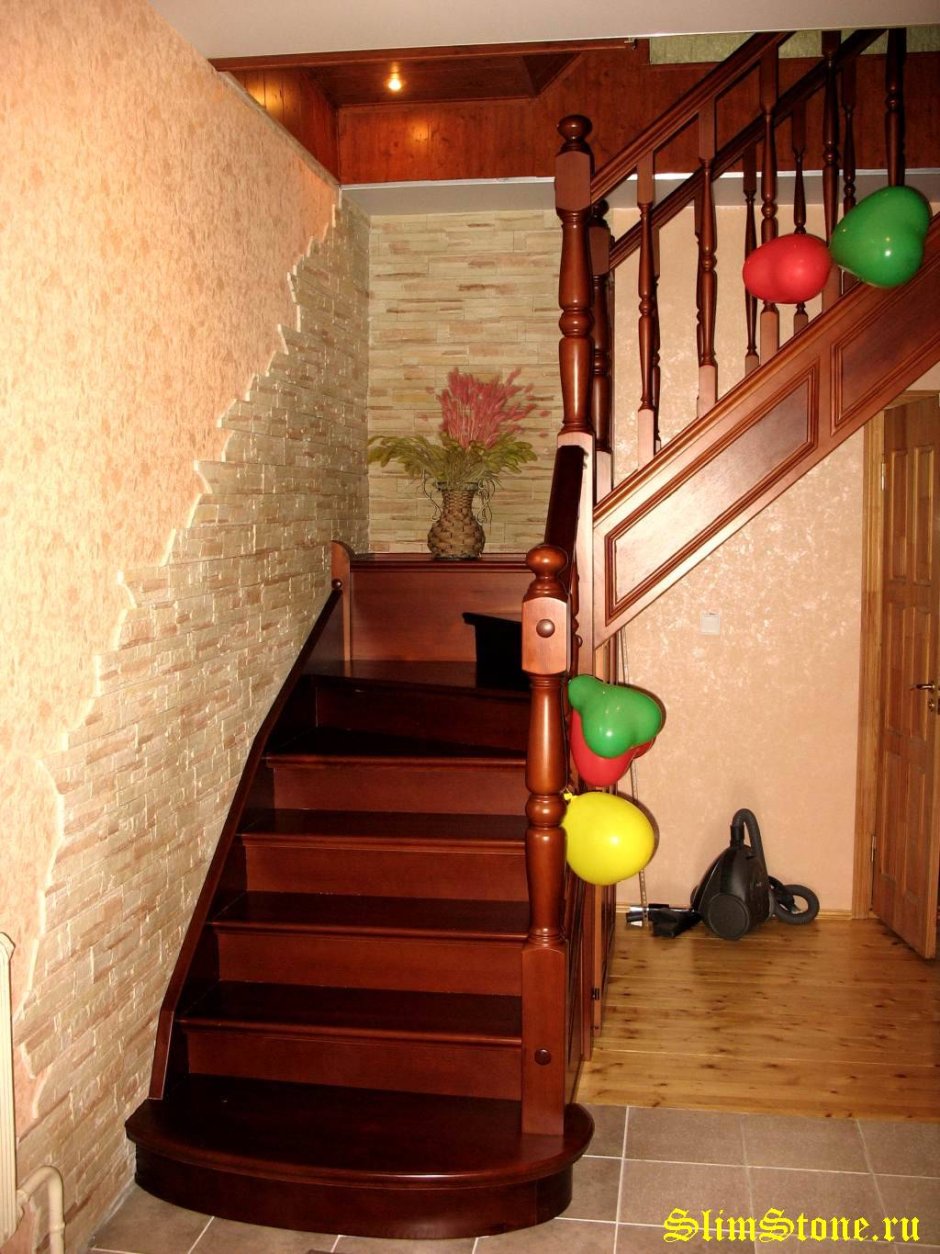 Отделка стен на лестнице