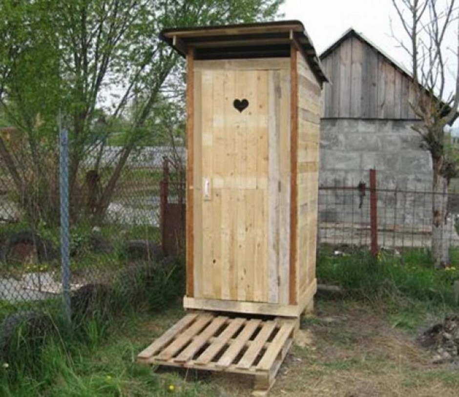 Дачный туалет с унитазом и сливом