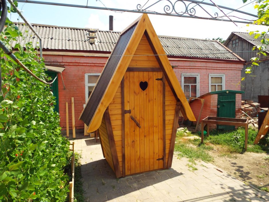 Современный деревенский туалет