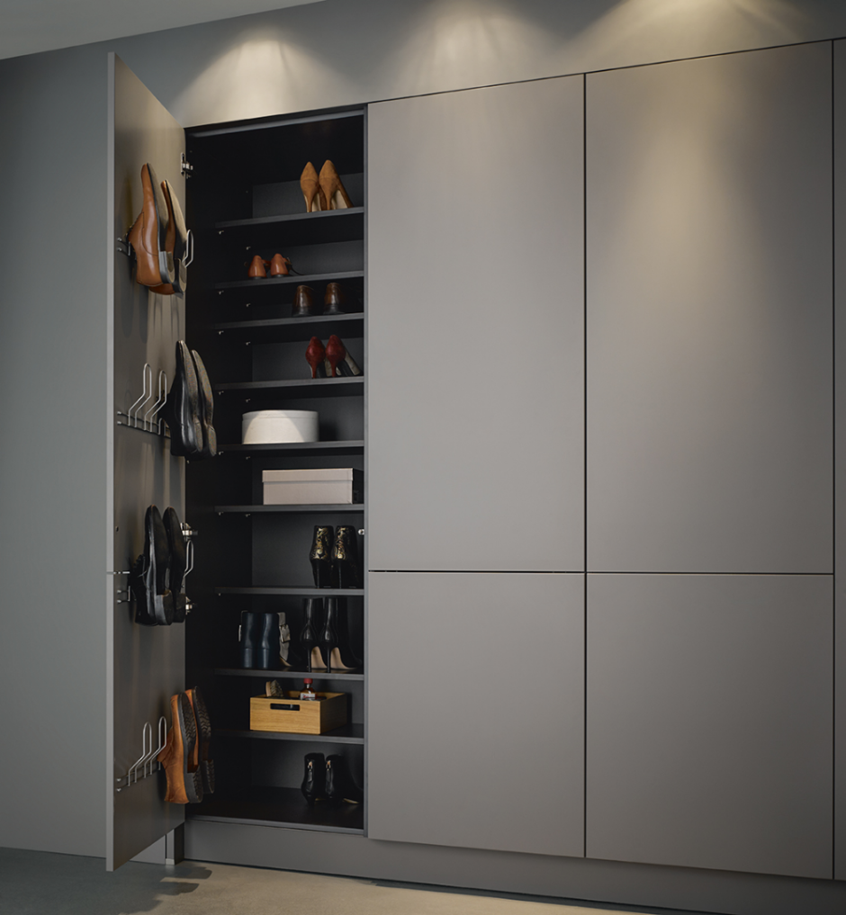 Серый встроенный шкаф