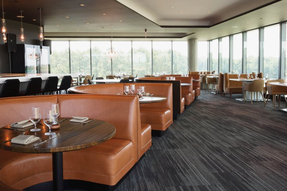 Интерьер ресторана с панорамными окнами