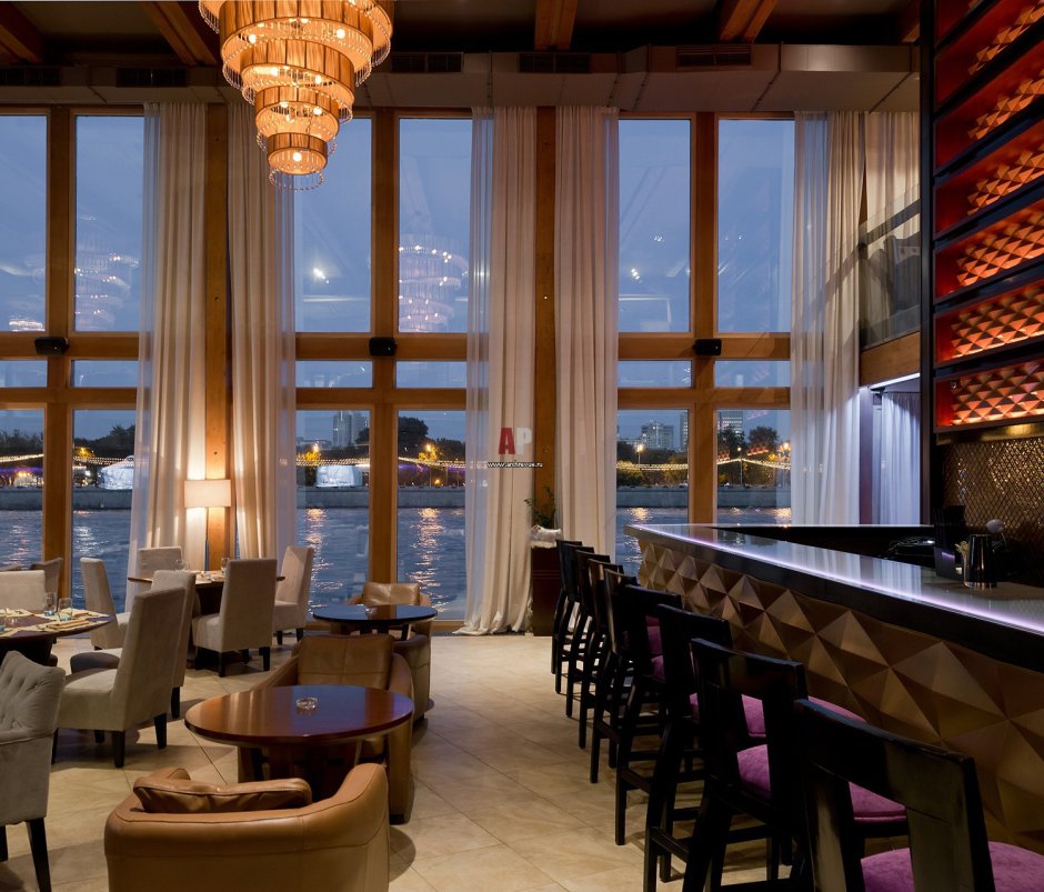 Ресторан с панорамными окнами