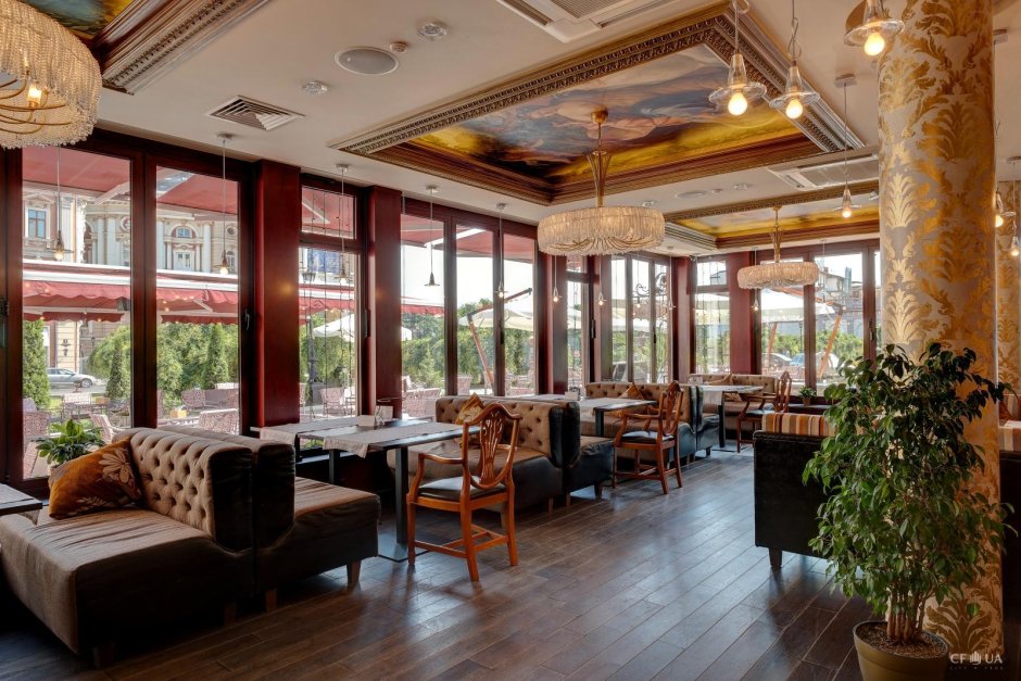 Интерьер ресторана с панорамными окнами