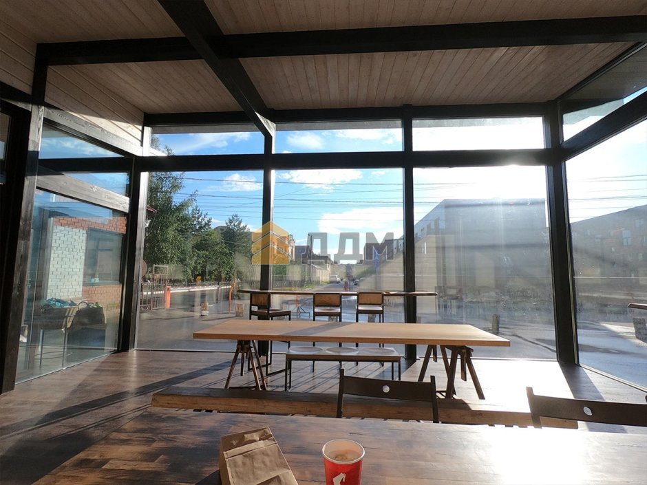 Кафе с панорамными окнами