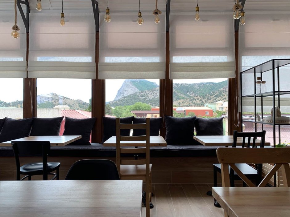 Интерьер кафе с панорамными окнами