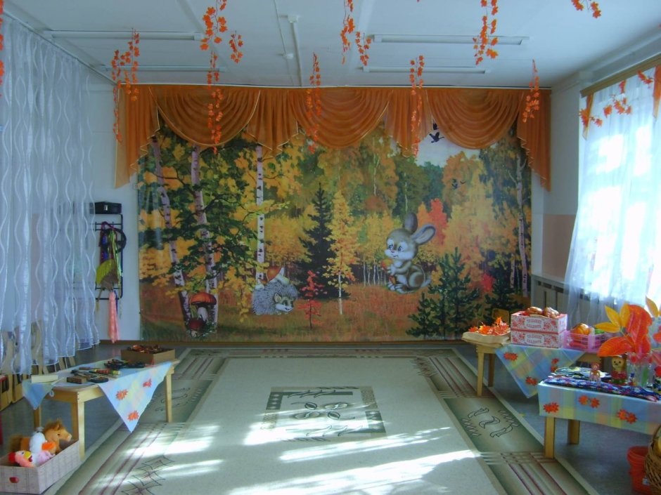 Осеннее украшение зала в детском саду