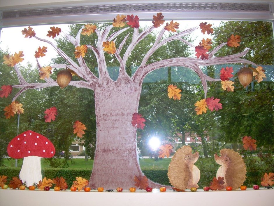 Осеннее дерево на окне в детском саду