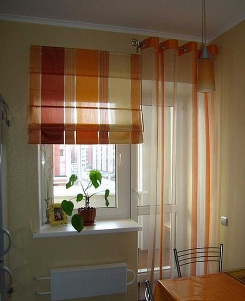 Римская штора на кухне с балконом