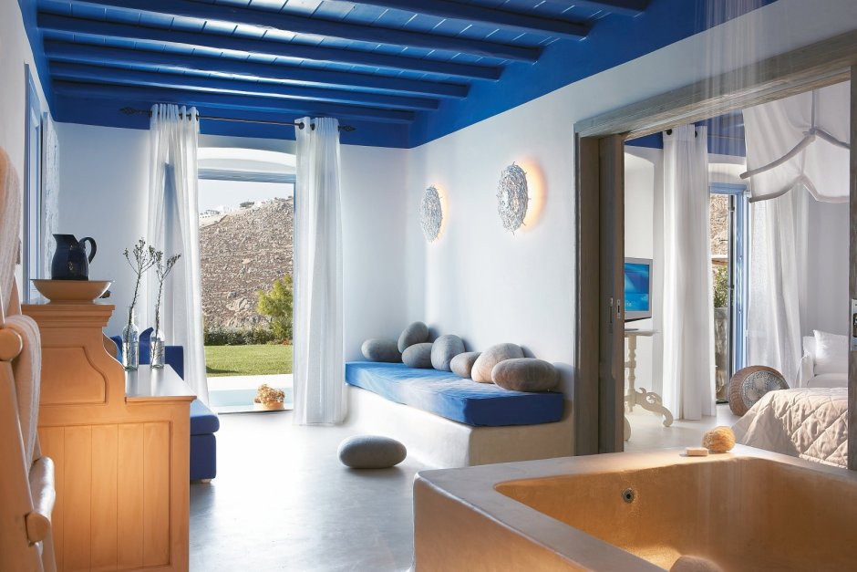 Спальня с балдахином в стиле Средиземноморья