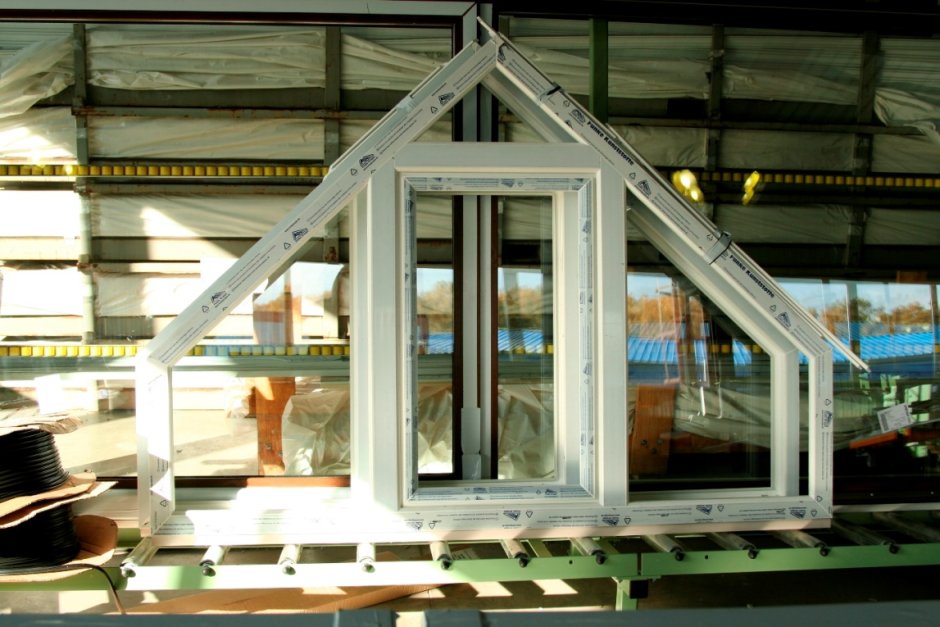 Дом с нестандартными окнами