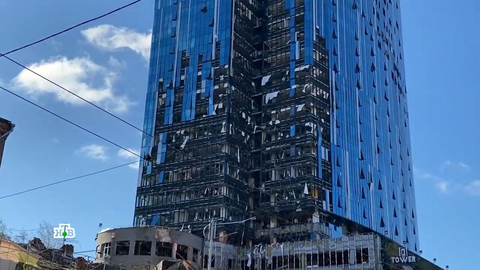 Мужчина в костюме у ступенек