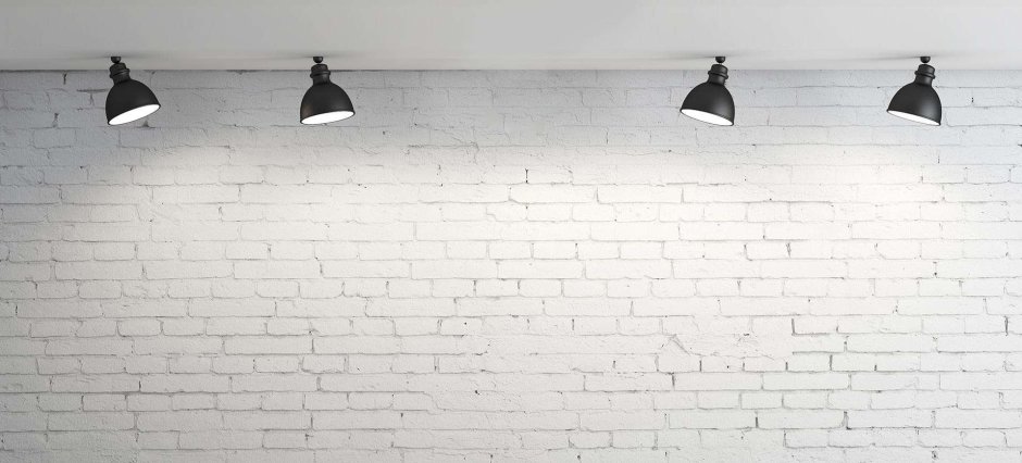 Кирпичная стена с лампами