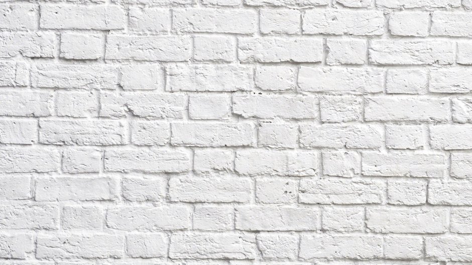 Кирпичная стена покрашенная в белый цвет