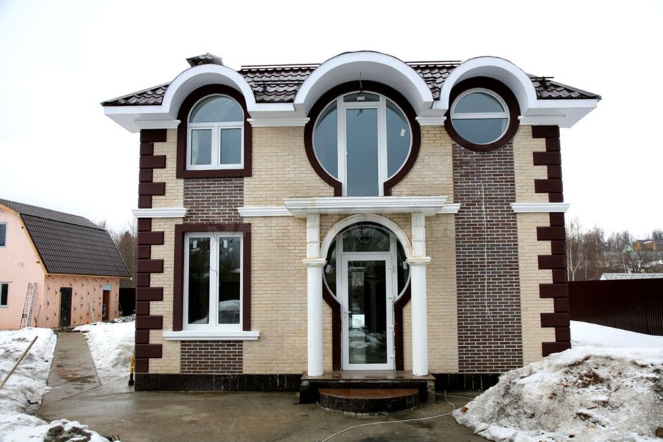 Дом с арочными окнами
