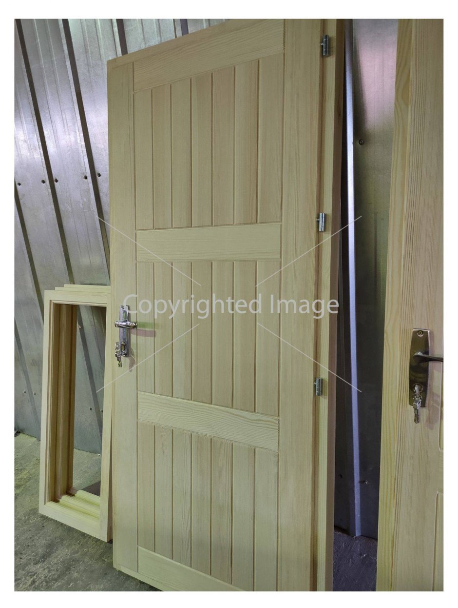 Маленькая деревянная дверь