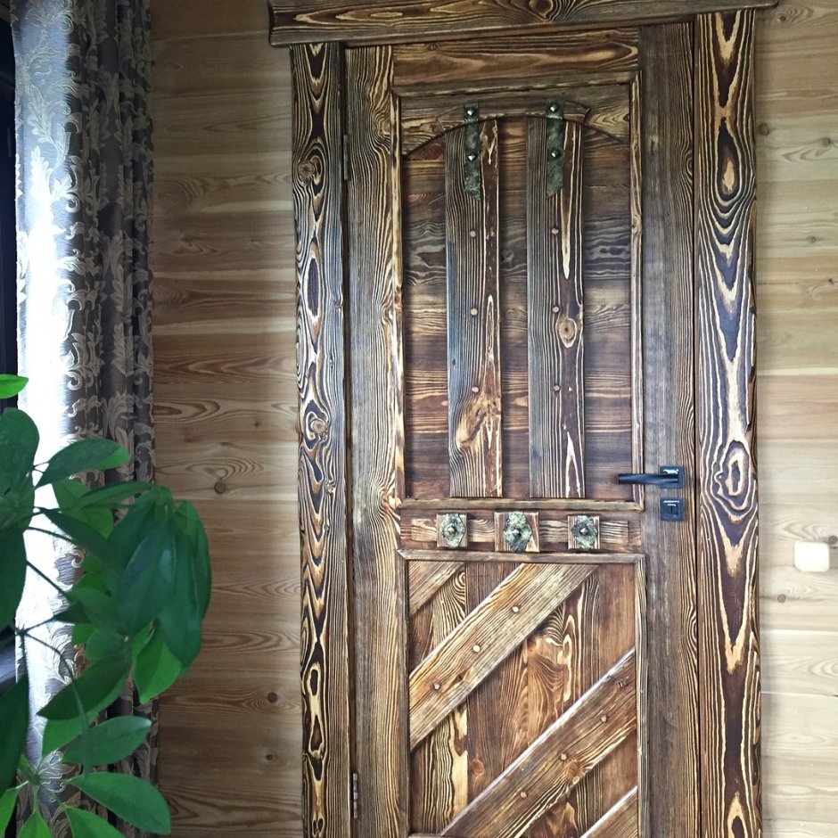 Деревянная дверь в погреб