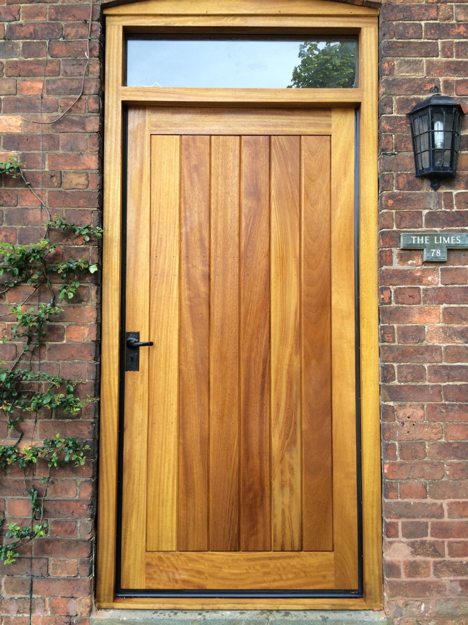 Дверь двухстворчатая входная деревянная