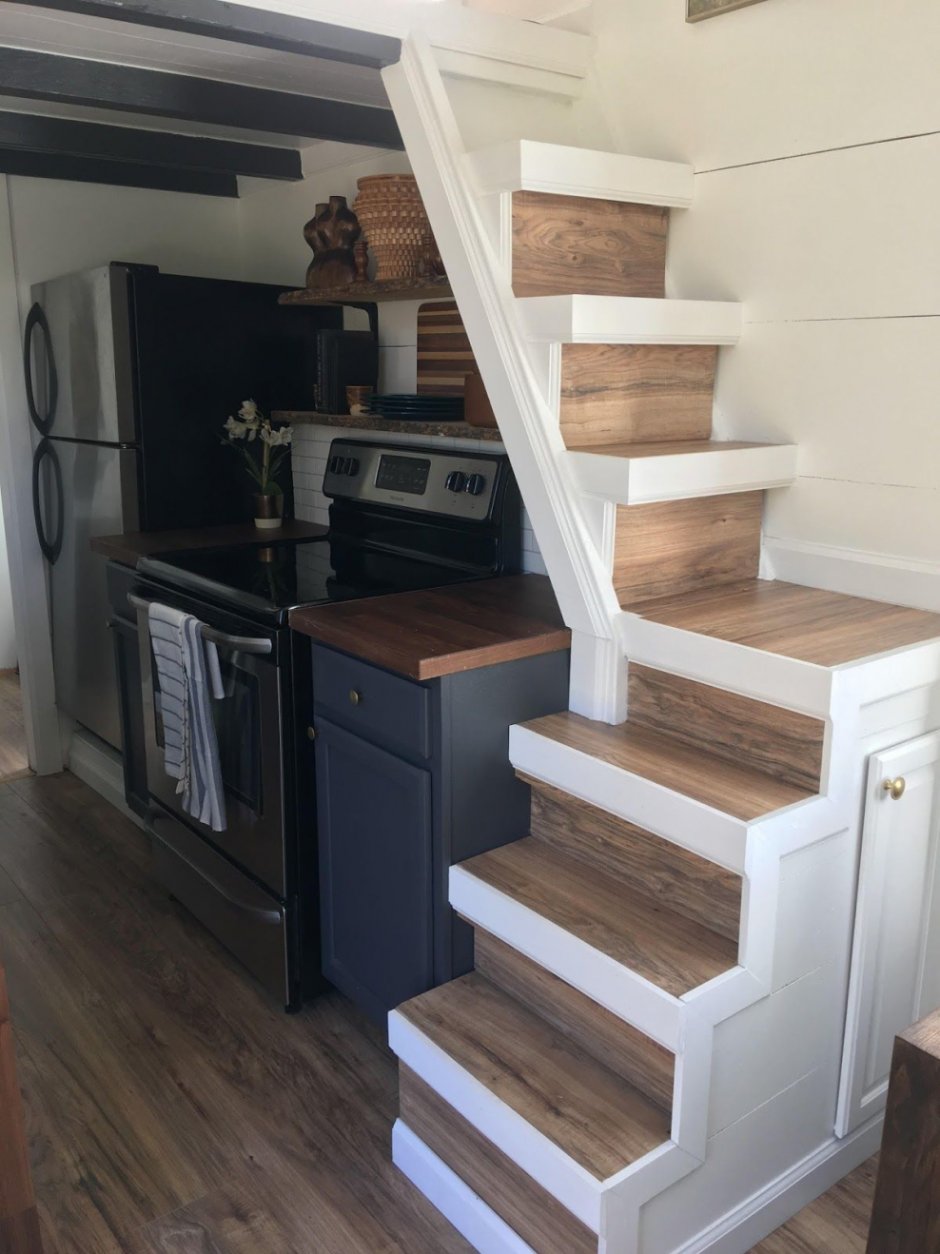 Кухонный гарнитур под лестницей
