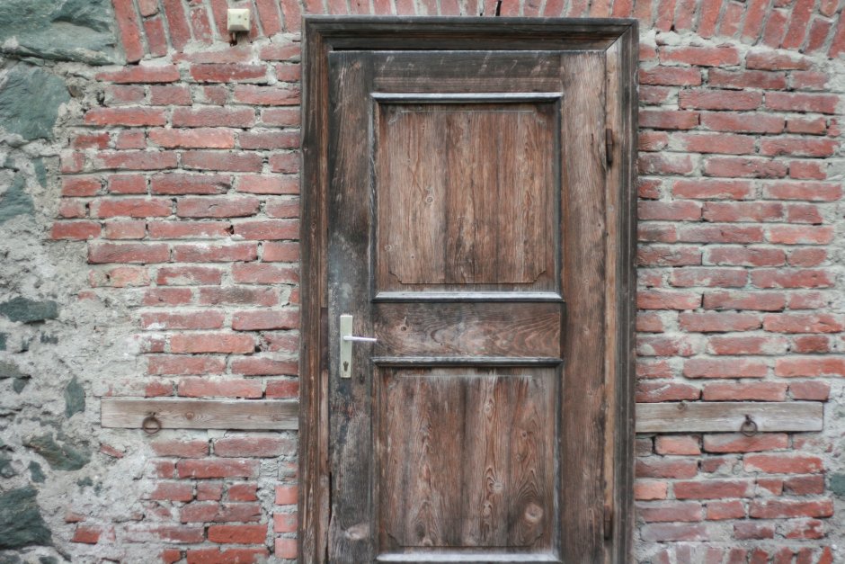 Деревянная дверь в сарай