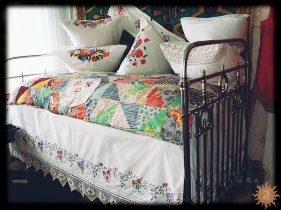 Бабушкины подушки на кровати