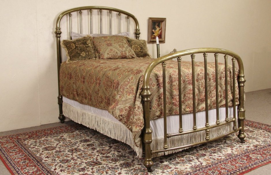 Антикварная железная кровать