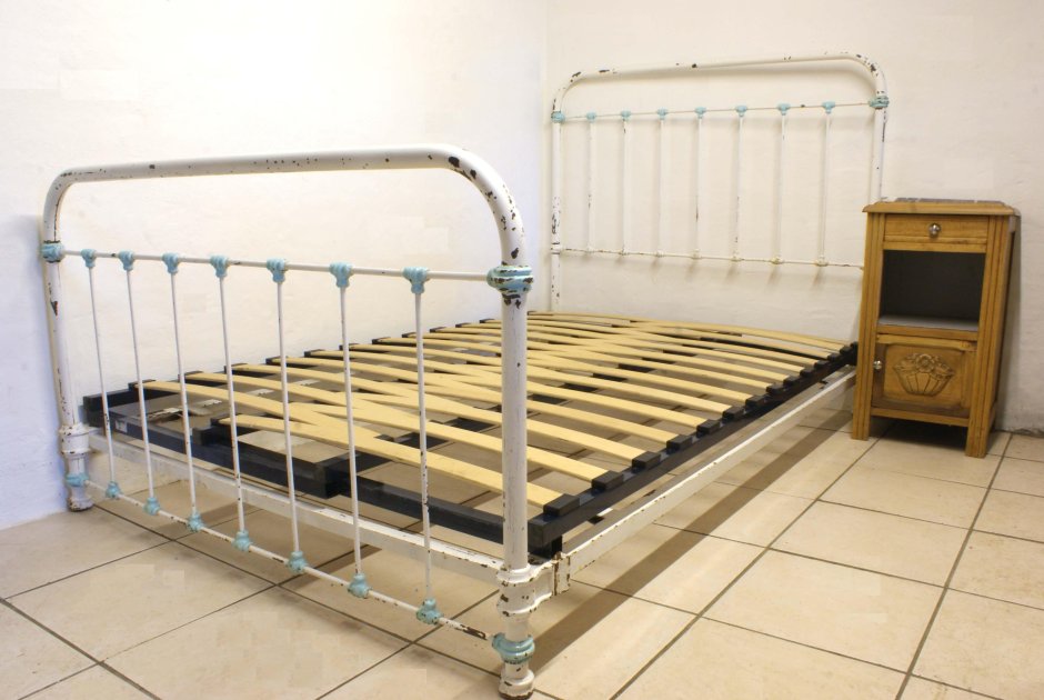 Старая металлическая кровать панцирная