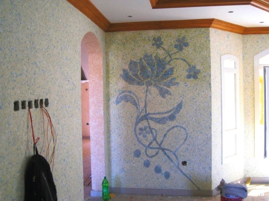 Декор стен жидкими обоями с орнаментом