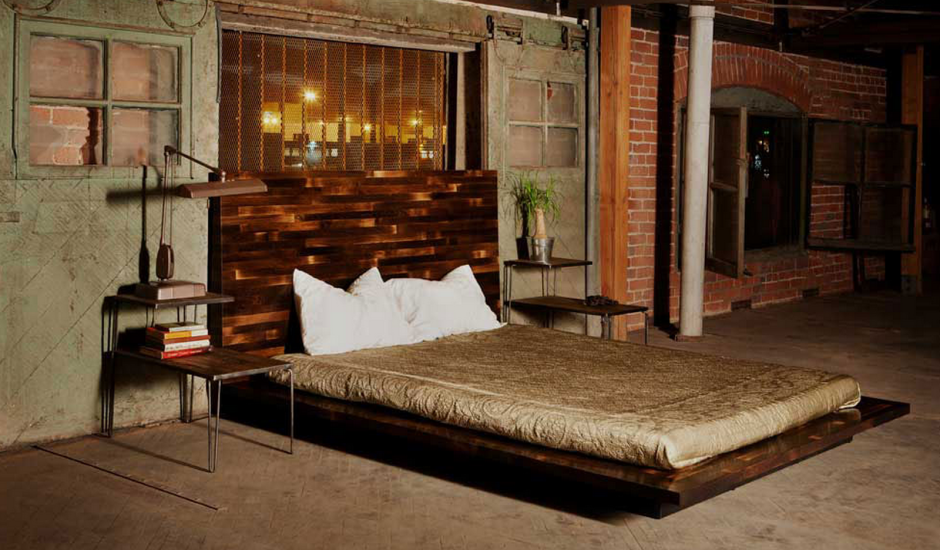 Деревянная кровать с подсветкой
