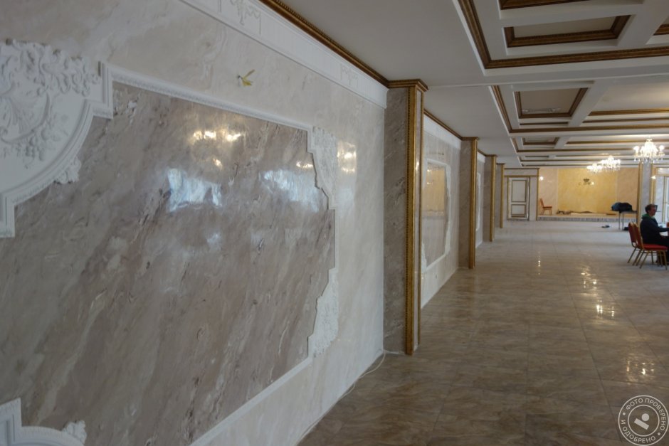 Мрамор в интерьере гостиной