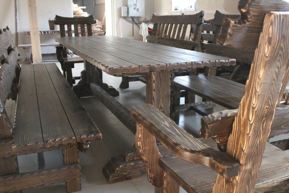 Состаренная деревянная мебель
